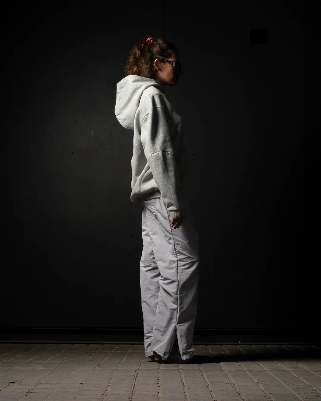 Sudadera gris con capucha de algodón premium y diseño estructurado