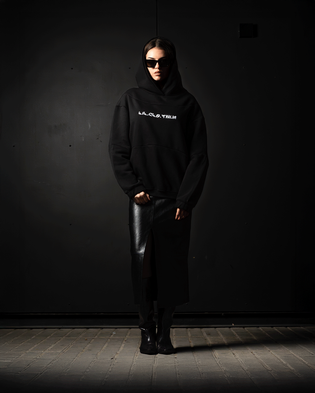 Sudadera negra con capucha de algodón premium con diseño minimalista