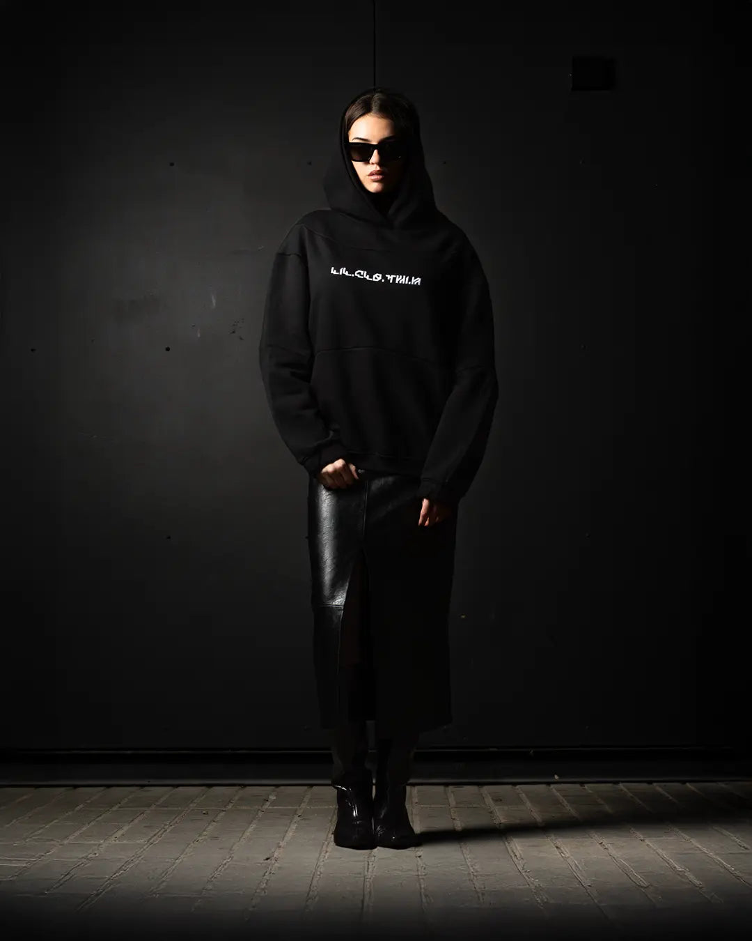 Sudadera negra con capucha de algodón premium con diseño minimalista