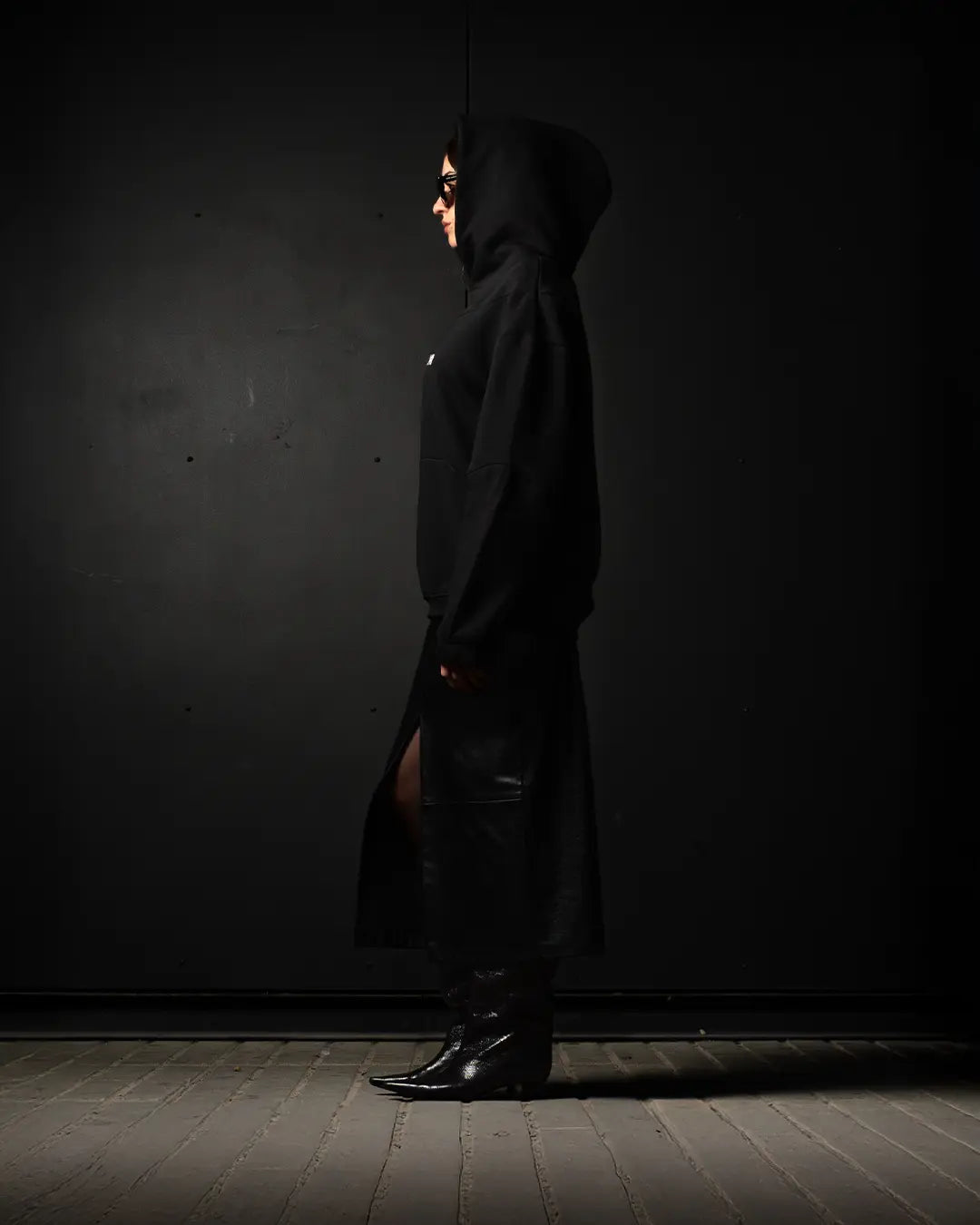 Sudadera negra con capucha de algodón premium con diseño minimalista