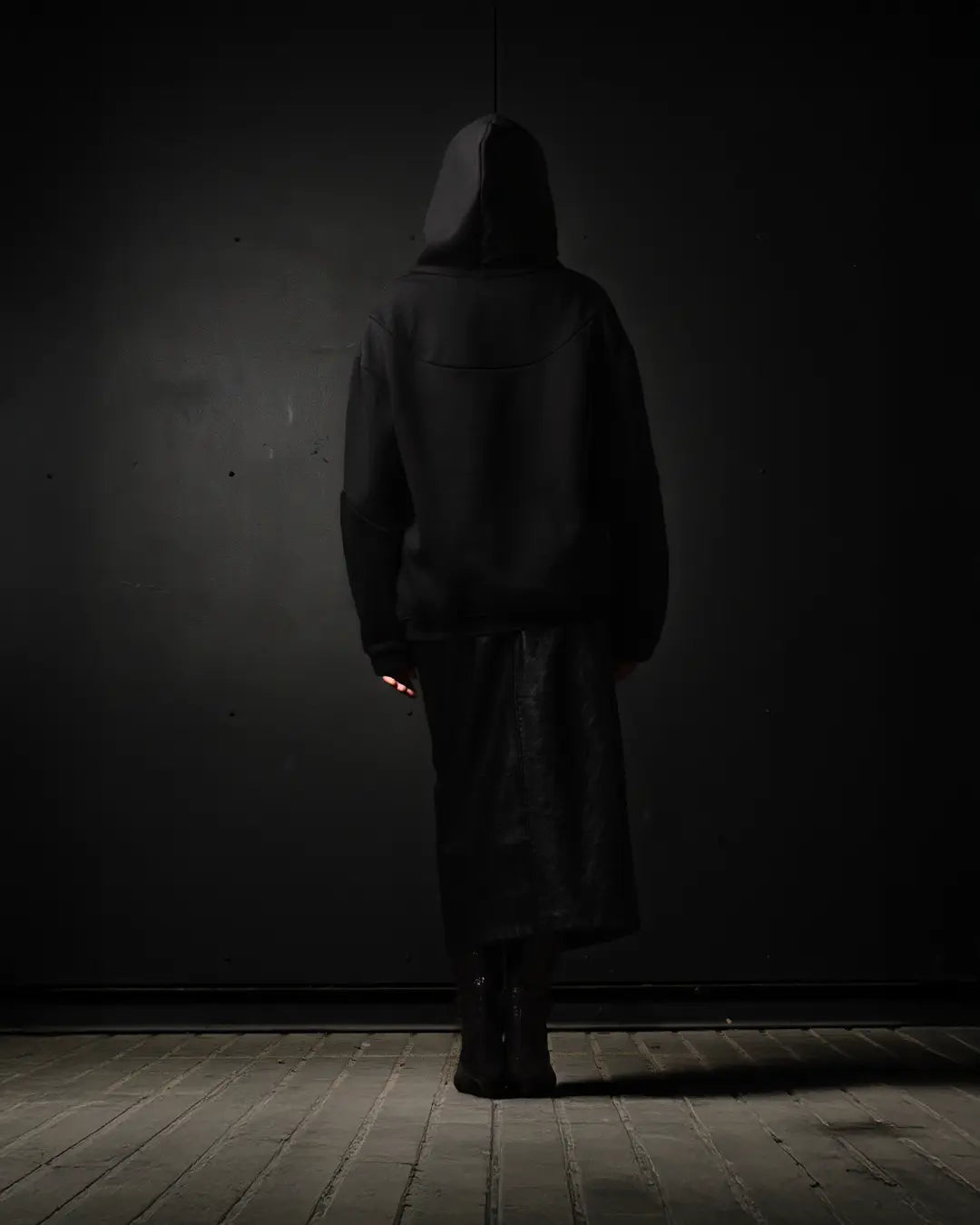 Sudadera negra con capucha de algodón premium con diseño minimalista