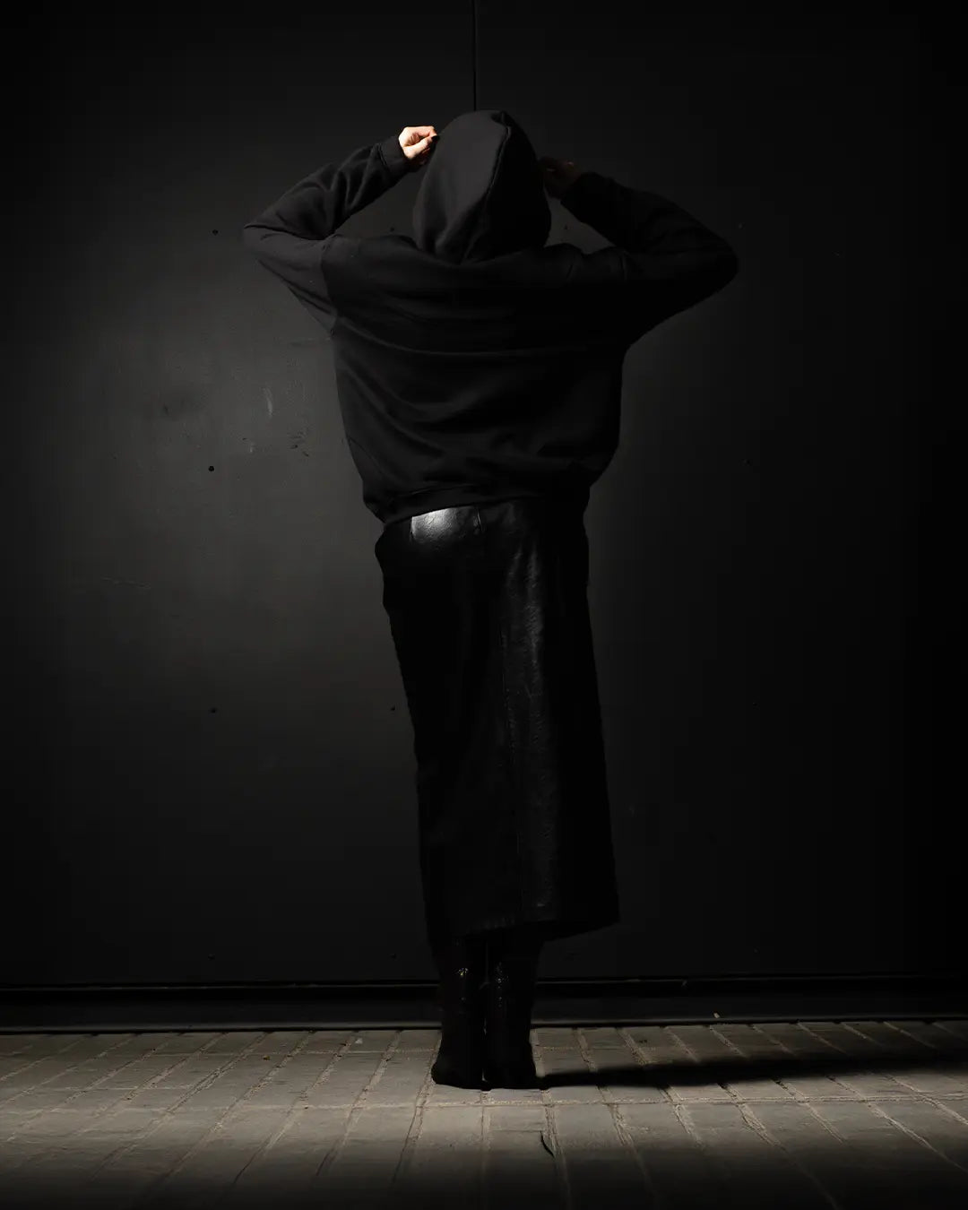 Sudadera negra con capucha de algodón premium con diseño minimalista