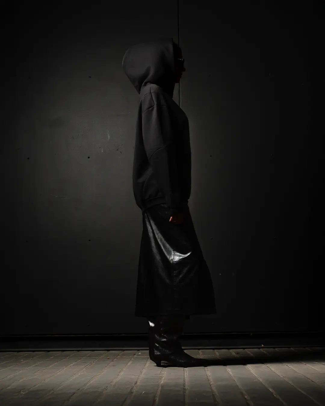 Sudadera negra con capucha de algodón premium con diseño minimalista