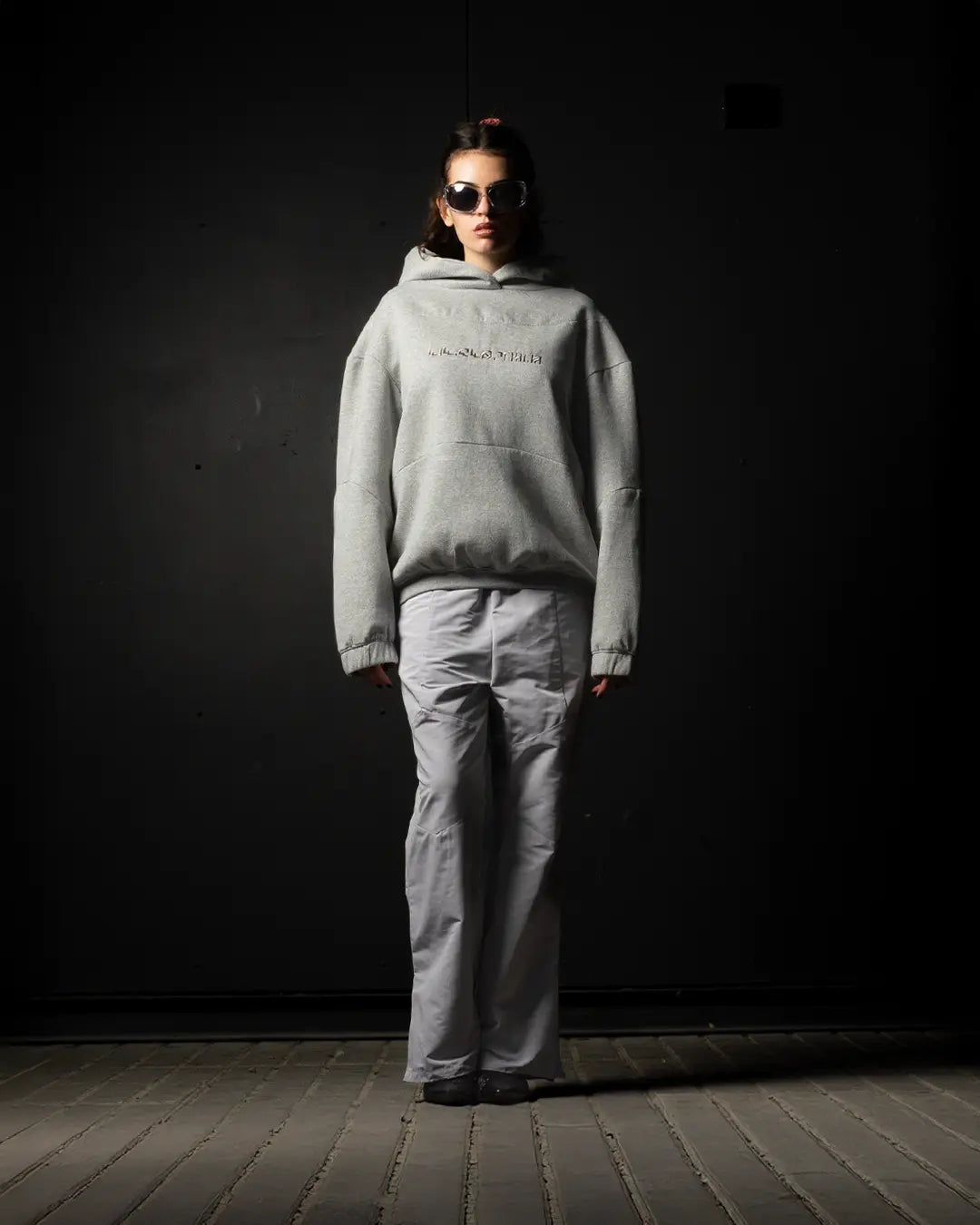 Sudadera gris con capucha de algodón premium y diseño estructurado