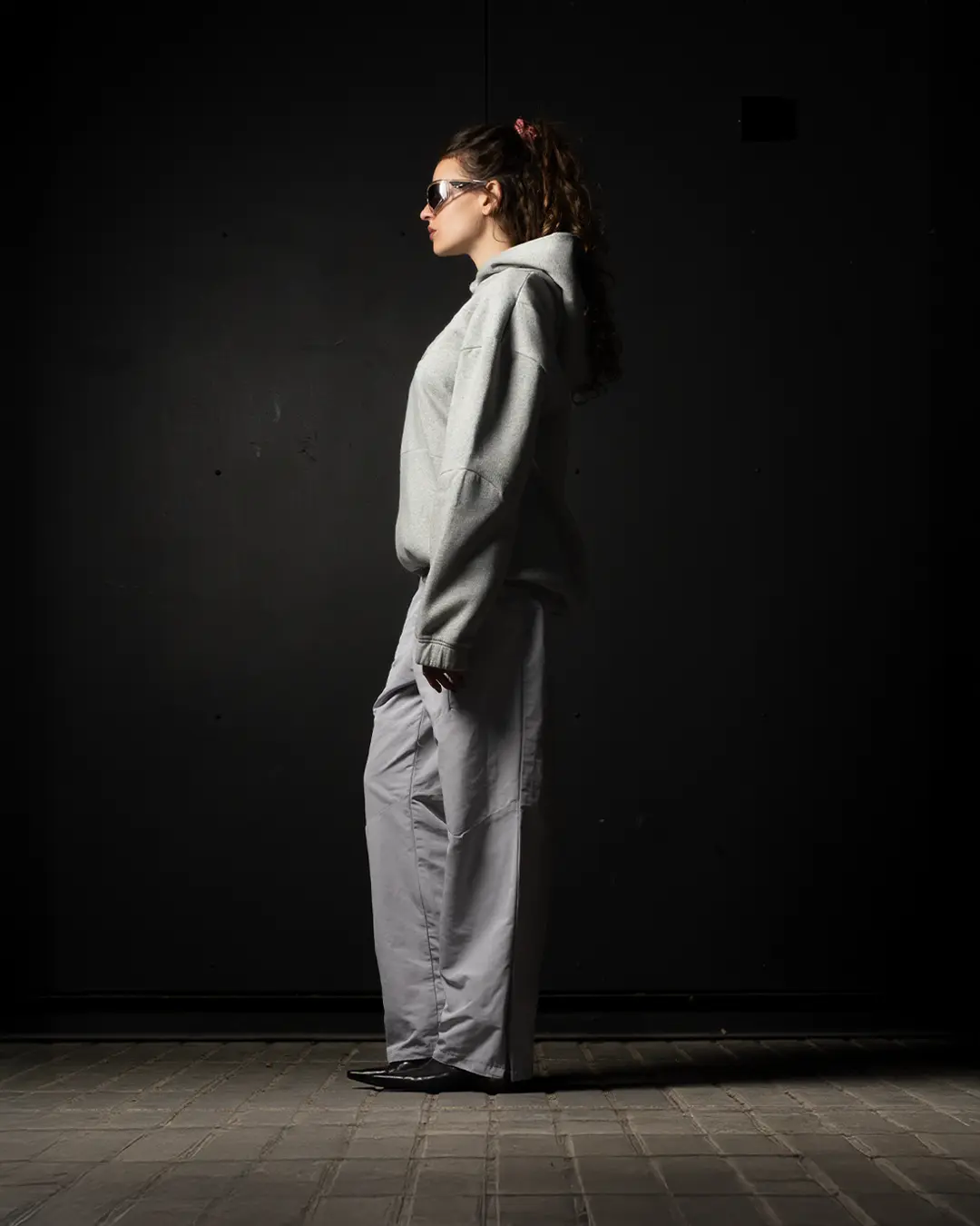 Sudadera gris con capucha de algodón premium y diseño estructurado